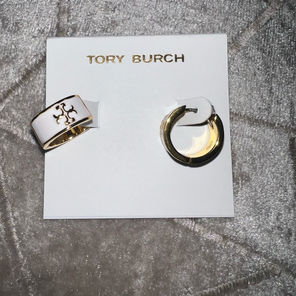 TORY BURCH KIRA ENAMEL HUGGIE EARRING 🤍